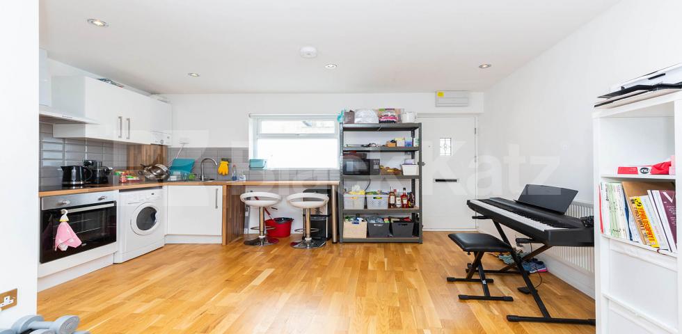 			INCLUDES GAS & ELECTRICITY, 2 Bedroom, 1 bath, 1 reception Apartment			 Hornsey Road, HOLLOWAY 